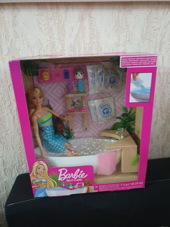 BARBIE DETENTE AU SPA MATTEL NEUF