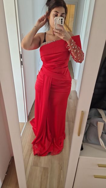 Robe rouge avec strasse