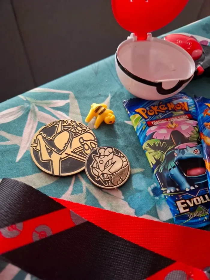 Magnifique lot de pokeball toupie avec figurine ceinture cartes pokemon neuve non officiel - photo numéro 3