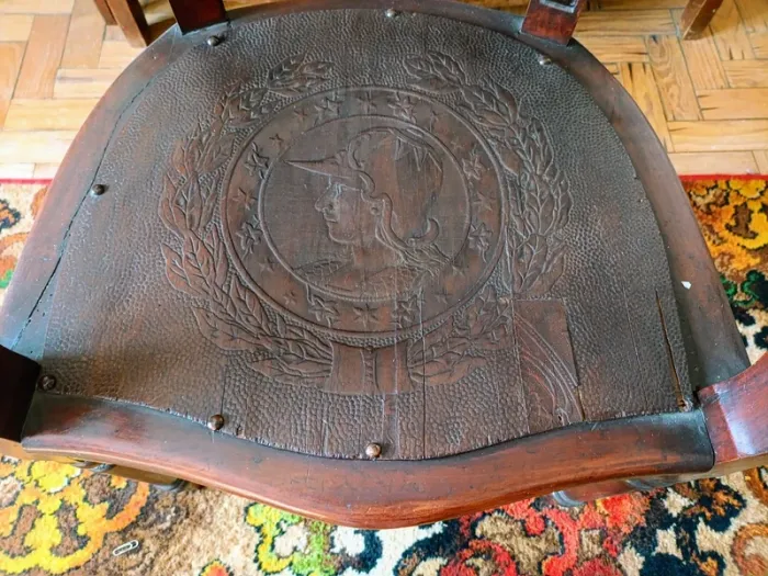 Cadeirão antigo em madeira maciça para recuperar - photo numéro 3