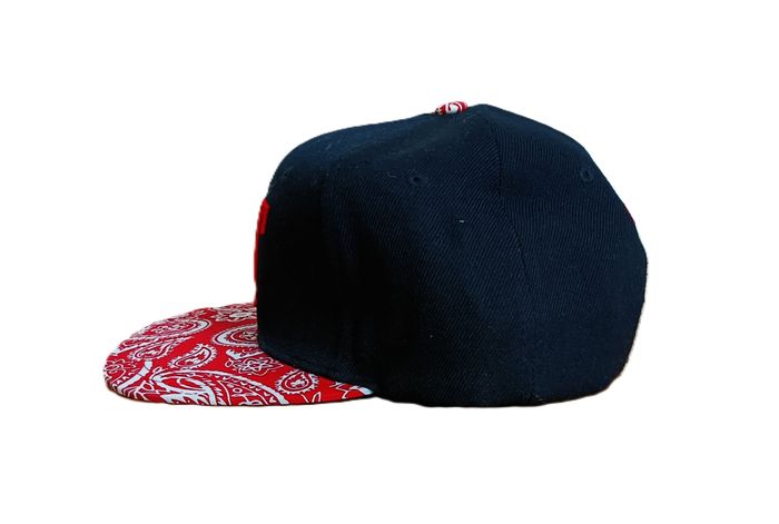 Casquette réglable noir et rouge et blanc. Distinct. - photo numéro 3