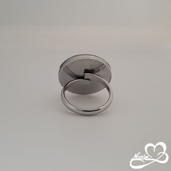 Bague ajustable ronde argentée pailleté avec un papillon - photo numéro 4