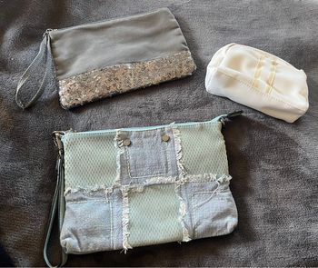 Lot de trois pochettes trousses en bon état juste la bleu jean un peu abîmer voir photos