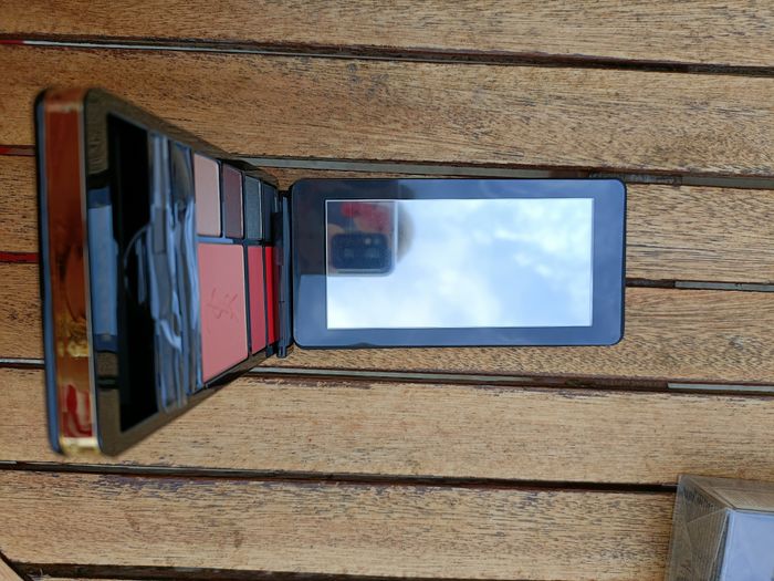 Coffret 4 miniatures de parfum + une palette de maquillage YSL - photo numéro 8