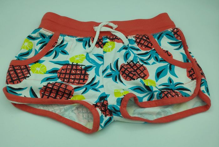 Short aux motifs fleuri