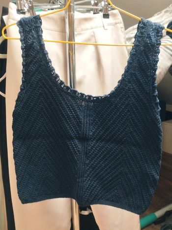 Top court bleu marine en mailles Kiabi taille XS