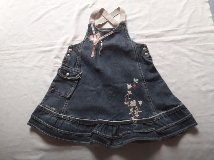 Robe en jean motif brin de fleurs et papillon avec rubans