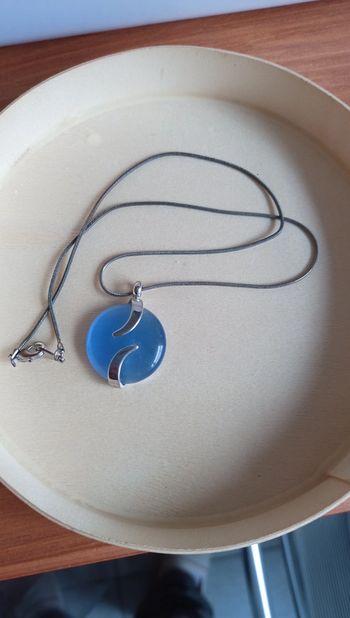 Collier avec pendentif bleu océan