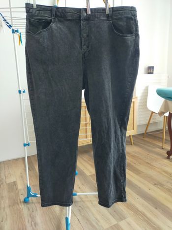 Jean mom noir Kiabi taille 50