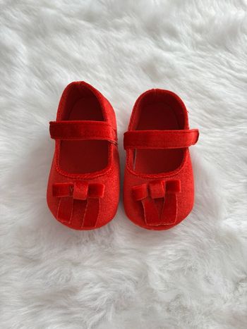 Chaussure chausson ballerine neuve rouge velours  12/18 mois taille 20/21