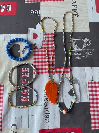 Lot de bracelets et colliers pour enfant.