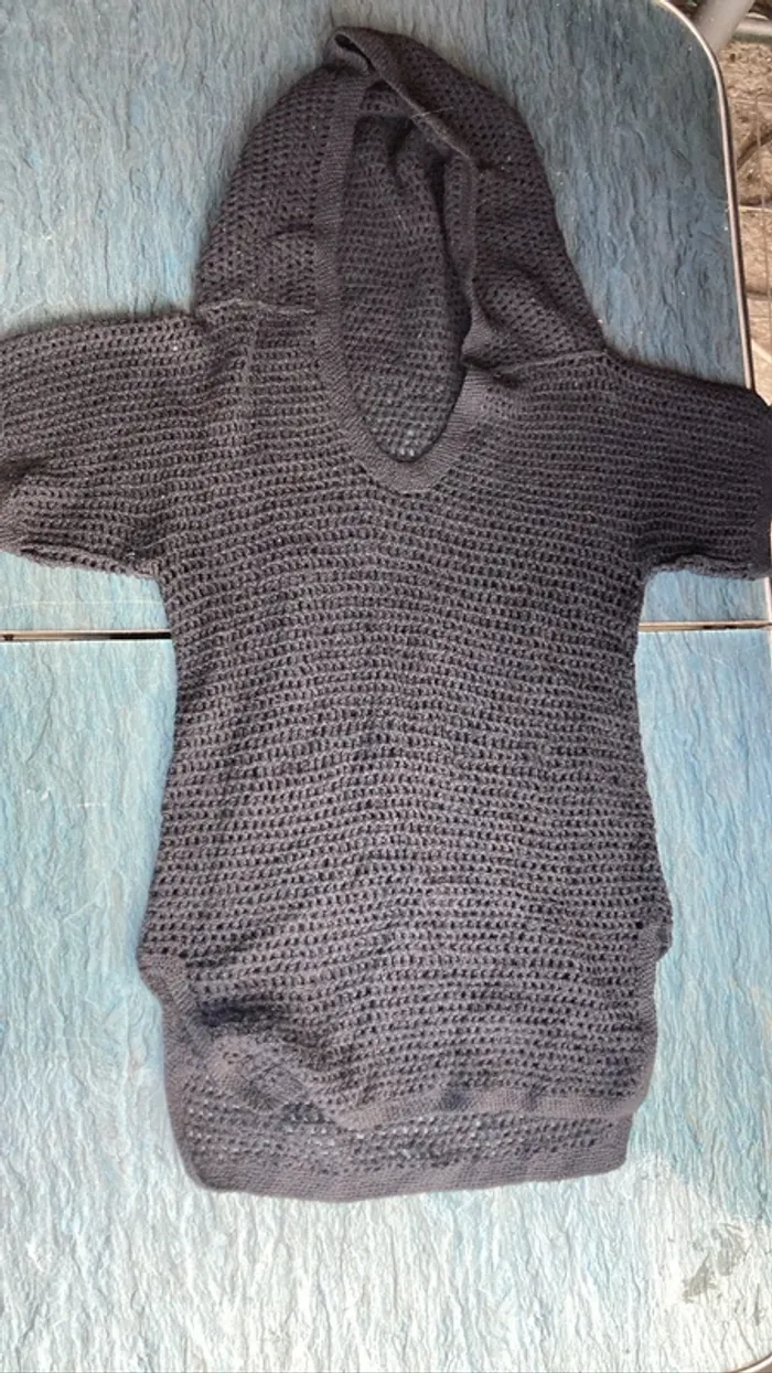 Pull noir en maille à capuche