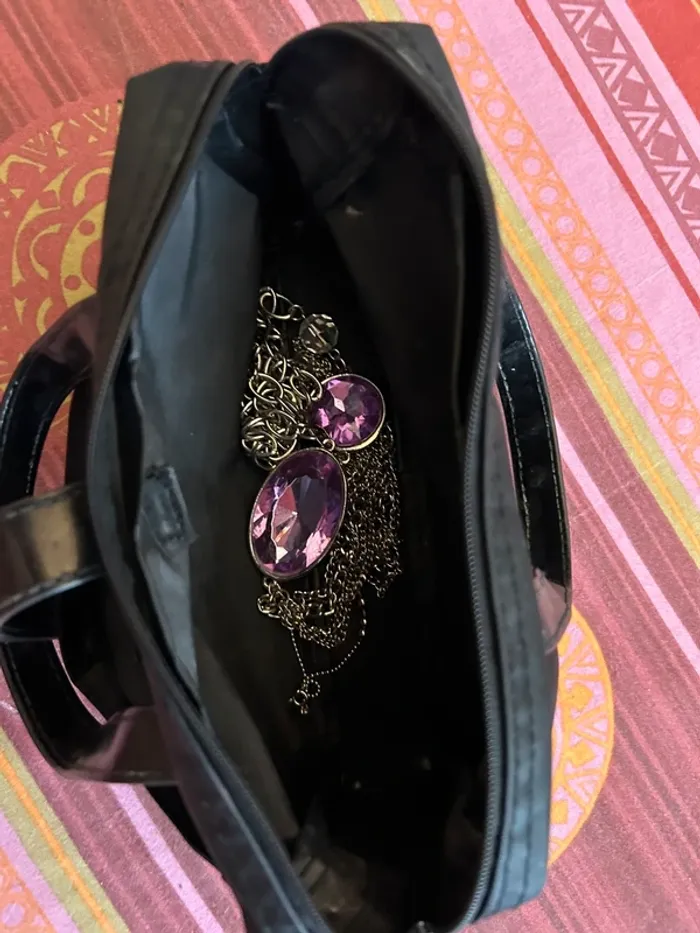 Lot de bijoux divers et sa vanity offerte