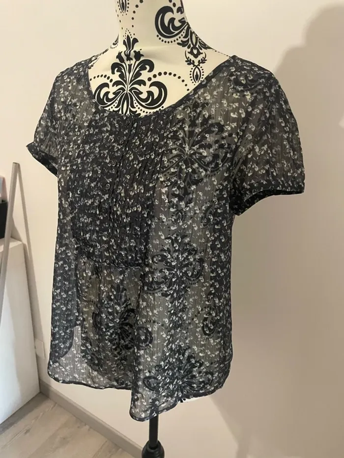 Blouse voile manche courte bouton devant froncé bleu marine motif fleur multicolore Only taille 38 - photo numéro 3
