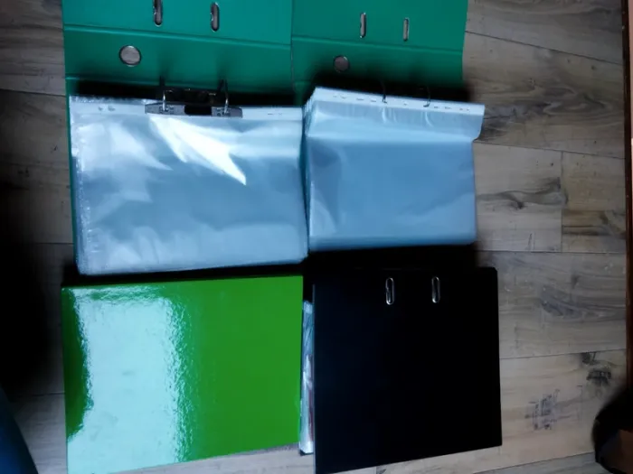 Lot de 4 classeurs remplis de pochettes plastique - photo numéro 3