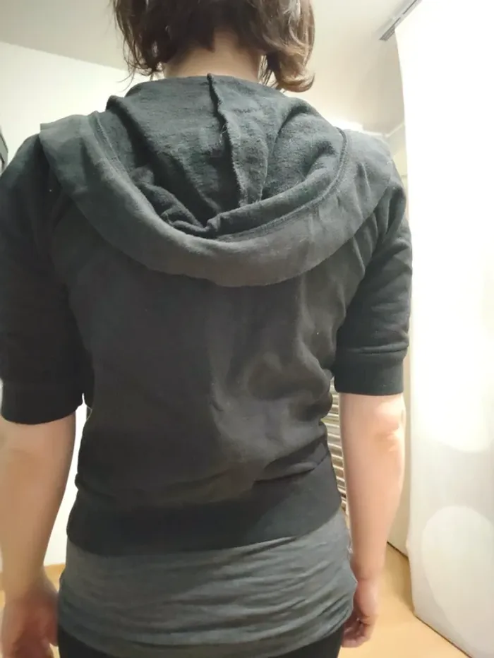Veste noire à capuche - photo numéro 2