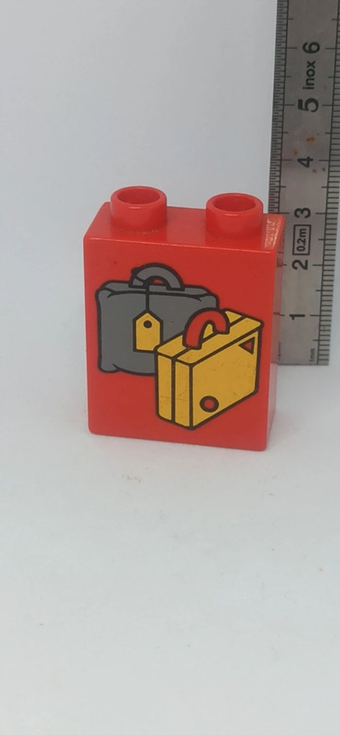 Brique rouge de voyage avec dessins de valises lego duplo