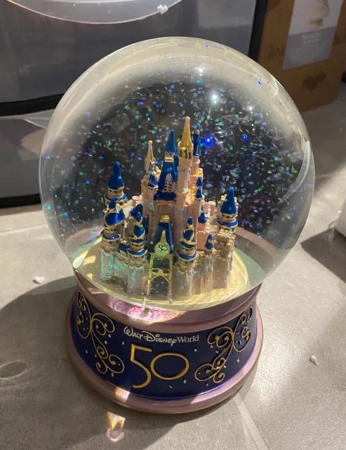 Snowglobe boule a neige musicale disney 50th anniversaire - photo numéro 4