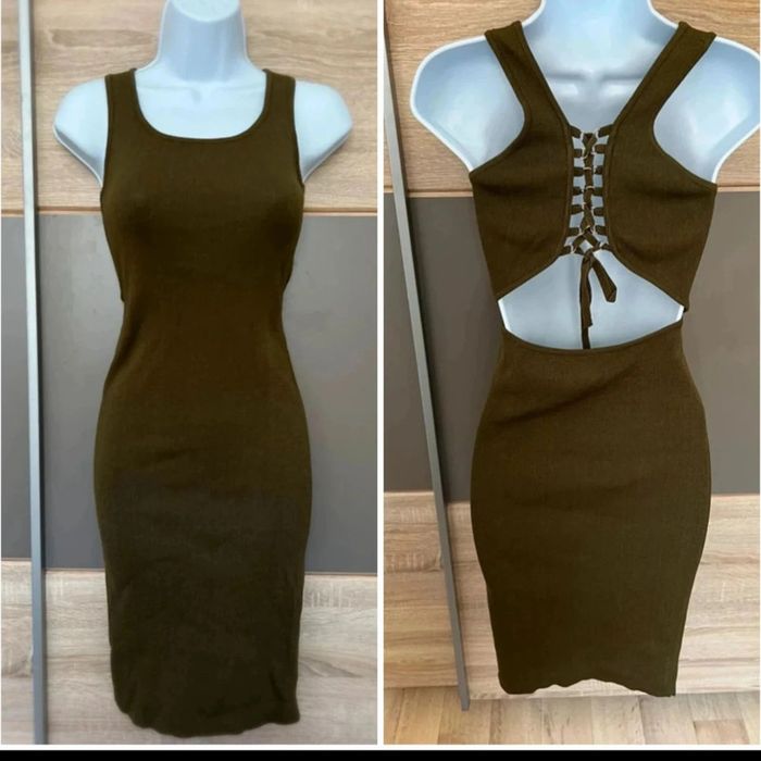 Robe kaki avec laçage au dos.