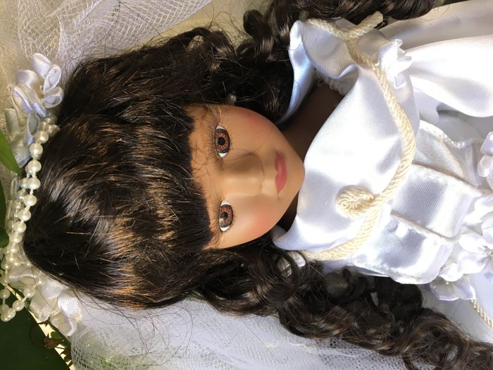 Poupée porcelaine véritable mariée - photo numéro 2