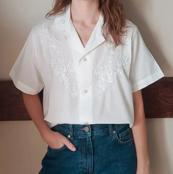 Chemisier blanc broderies poitrine