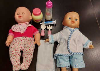 2 bébés avec accessoires