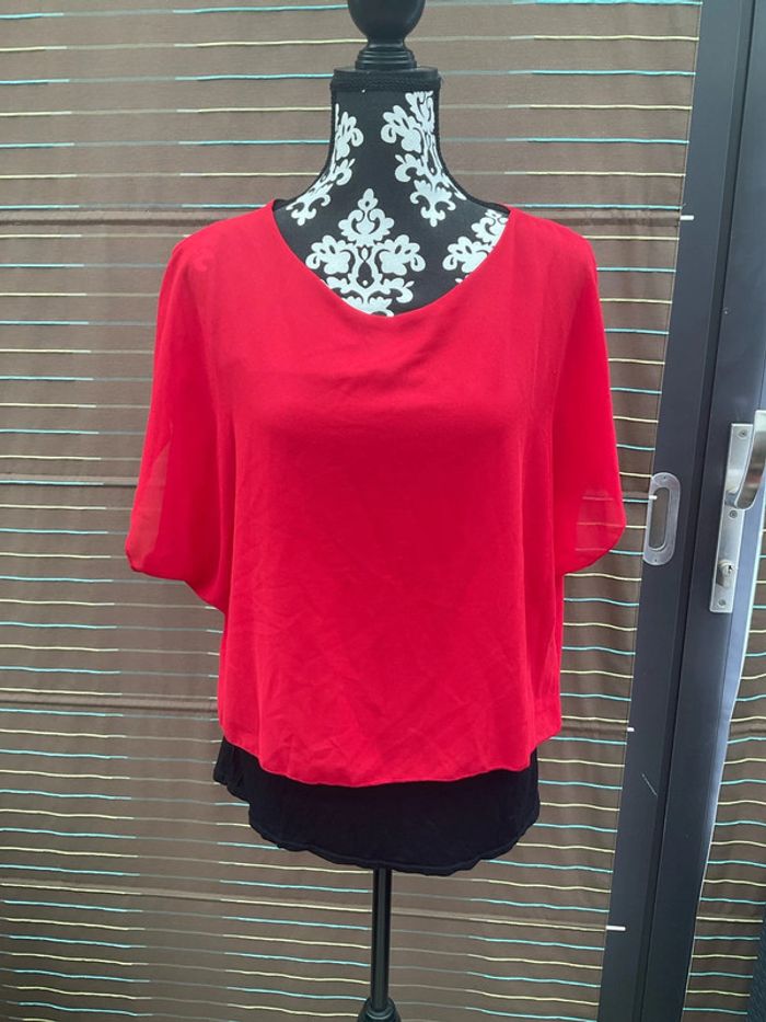 Blouse rouge et noire, papillon TU