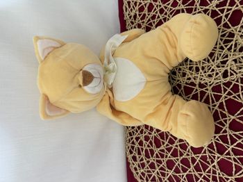 Peluche chat BENGY jaune blanc noeud satin 34 cm