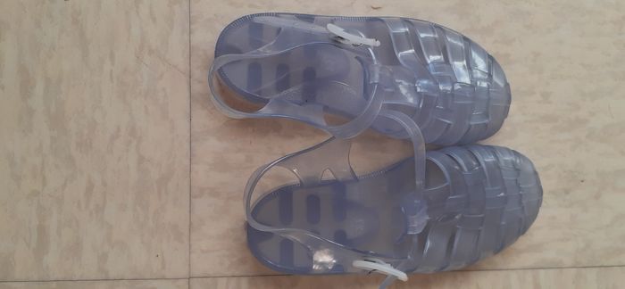 Une paire de sandales   pointure  27 - photo numéro 3