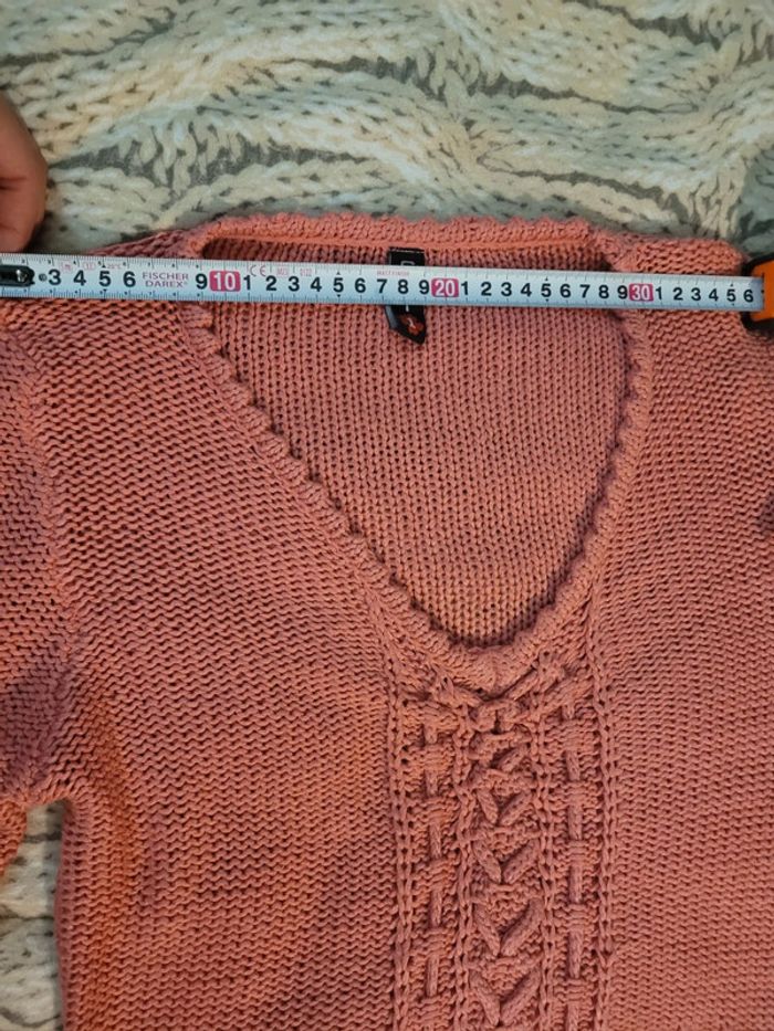 Pull col V, mailles ajourées, ventre nu, rose - photo numéro 4