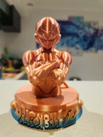 Figurine Dragon Ball Z – Golden Freezer – Buste collector – Impression 3D

✨ Golden Freezer, version iconique de Dragon Ball Z / Dragon Ball Super, présenté ici sous forme de buste collector décoratif, réalisé en impression 3D avec une finition brillante 