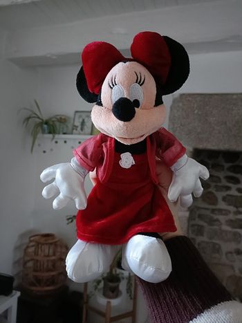 Peluche Minnie robe de soirée rouge