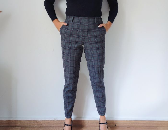 Pantalon droit ajusté gris à carreaux style old school tendance automnal. Taille élastique, 60-63cm matière type lainage. Marque Uniqlo Taille 34 XS
Très bon état - photo numéro 4