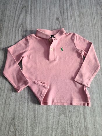 Polo Ralph Lauren enfant manches longues.
Couleur rose avec logo poney vert brodé.