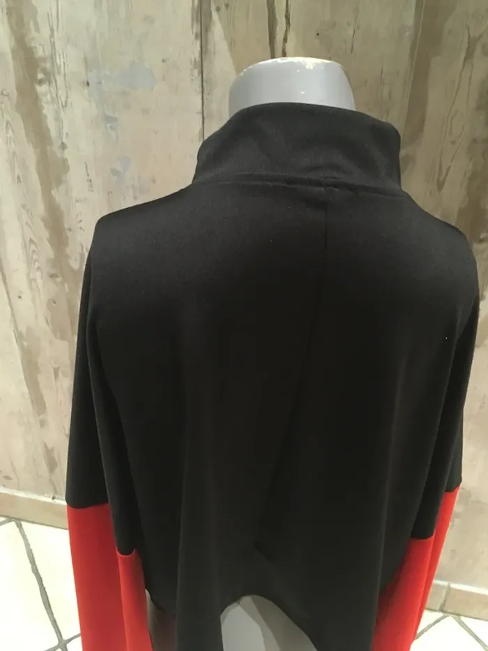 Joli sweat-shirt noir manches rouges en 48 de chez Shein Curve excellent état - photo numéro 3