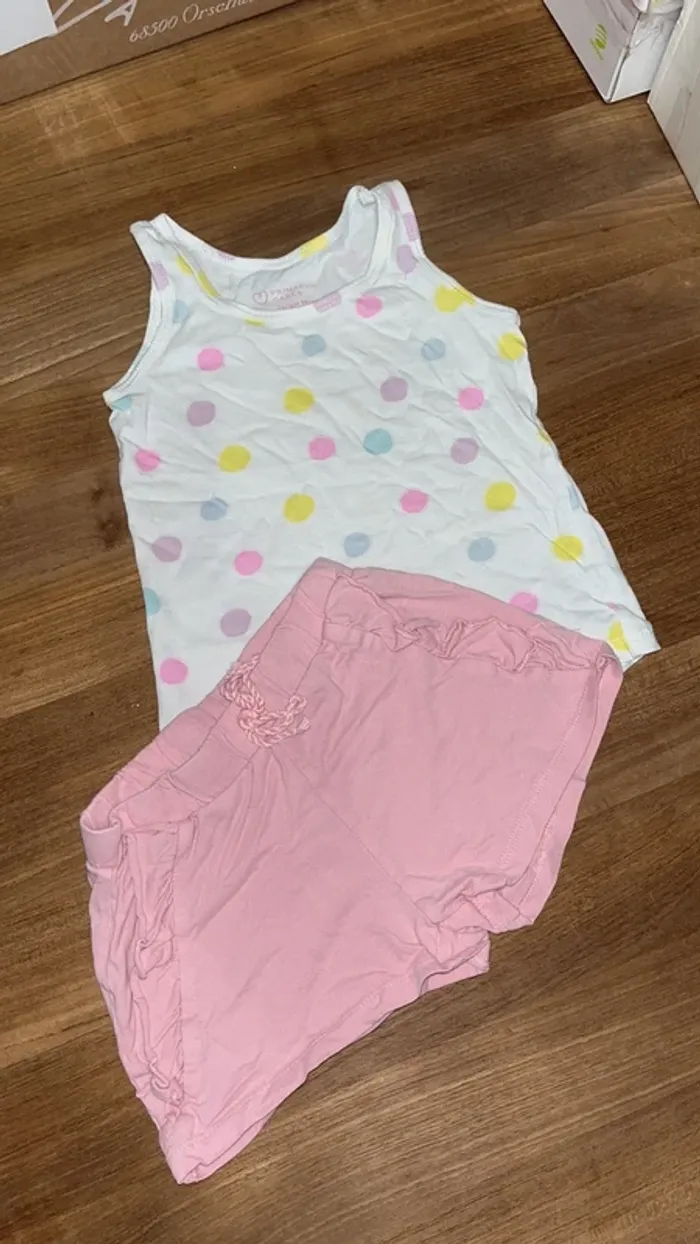 Haut sans manche primark 24/36 mois et short terranova 24/36 poi