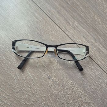 Monture de lunette noir et blanche en métal,Vintage, femme, forme rectangulaire, pas très haute. Marque  Jacobson