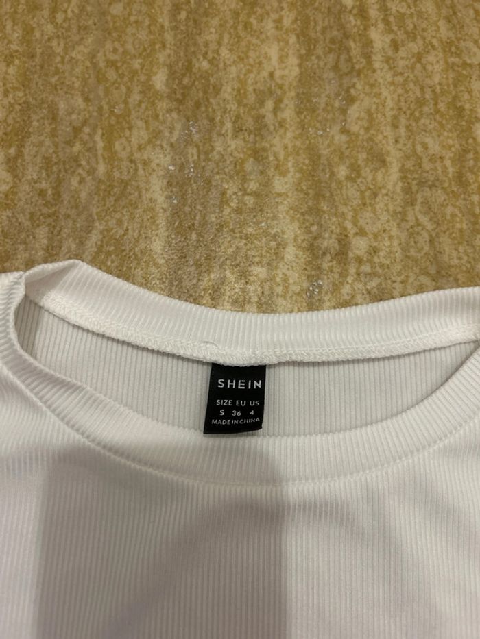 T-shirt SHEIN avec épaulette - photo numéro 2