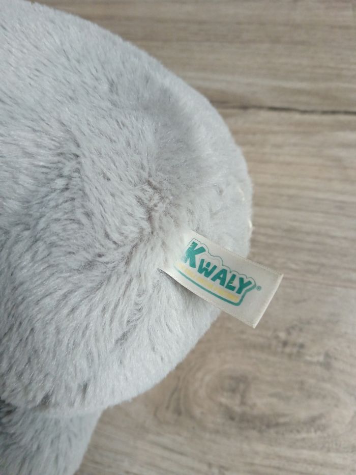 Peluche Kwaly conteur d'histoires