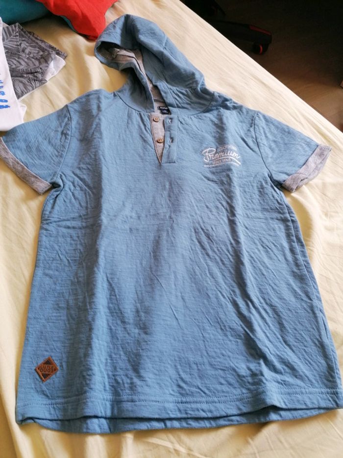Tee-shirt à capuche bleu