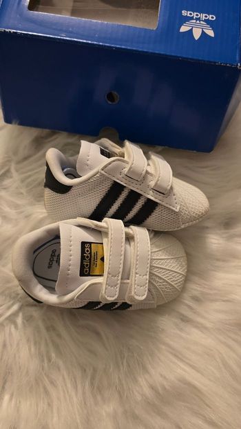 💙🤩🥰 superbes Baskets adidas pointure 17 mixtes (mises 1 fois)🥰🤩😍💙