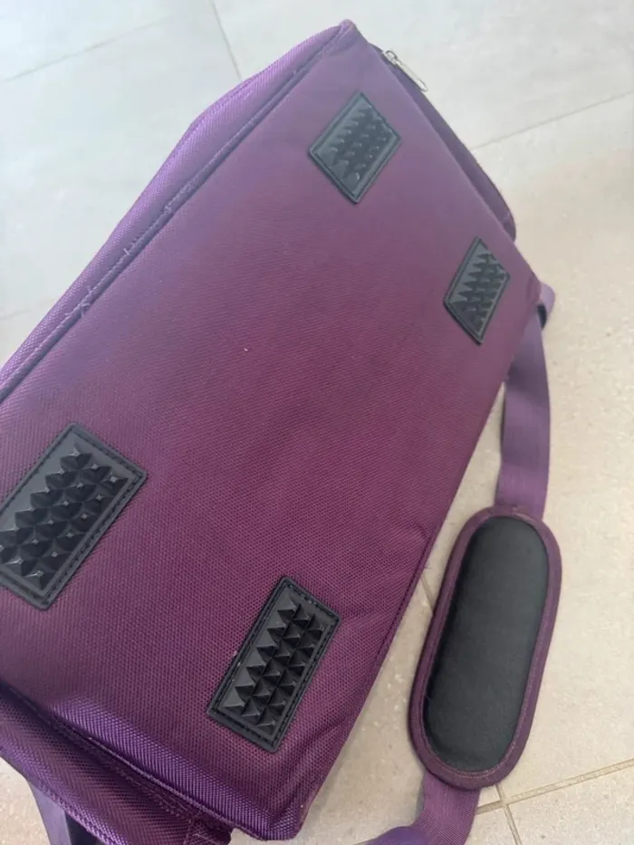 Sac à bandoulière violet, il y a quelques traces 42x24x24cm - photo numéro 10