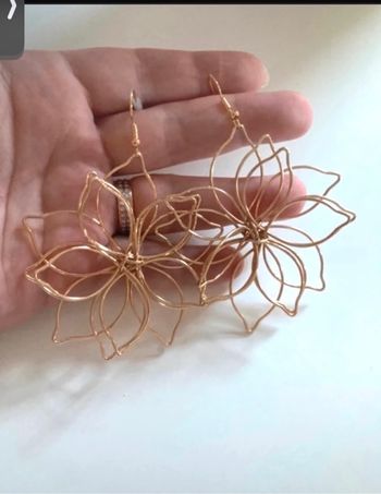 Boucles d’oreilles pendantes NEUVES pour femme forme de fleurs 🌼 couleur doré