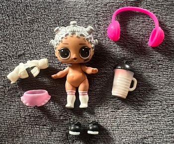 Petite poupée Lol surprise + accessoires comme sur la photos ( 21 )
