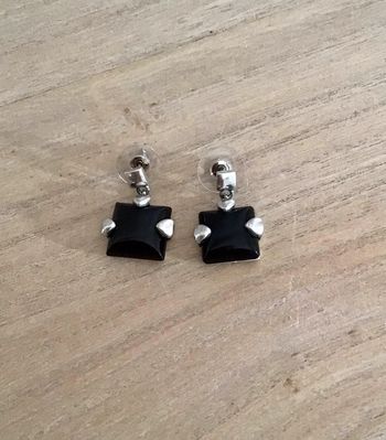 Paire de boucles d’oreilles carré noir et argenté de 1,5 cm