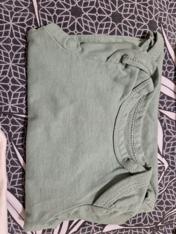 Lot bodies 1 mois - photo numéro 5