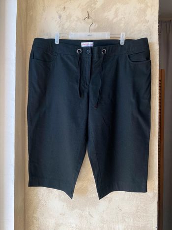 Pantacourt noir en lin Sheego