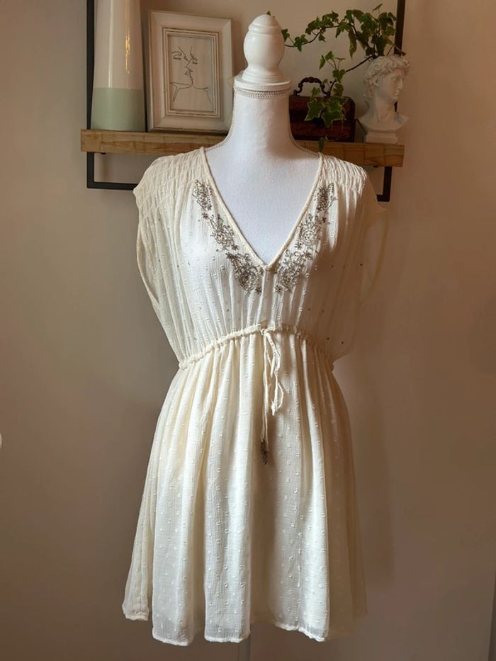 Robe d’été plumetis blanc crème détails sequins Zara taille M - photo numéro 2