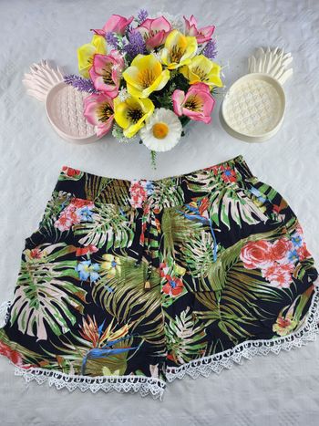 Short fluide noir tropical avec dentelle taille 34
