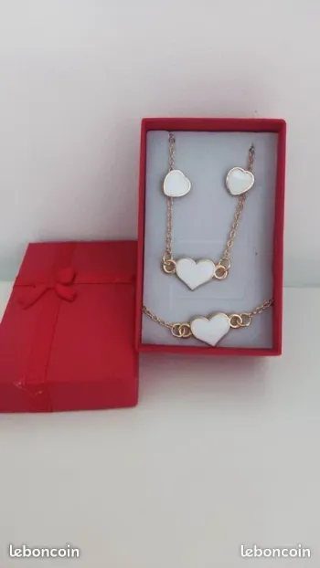 Magnifique parure de bijoux  collier, boucles d'oreilles, bracelet